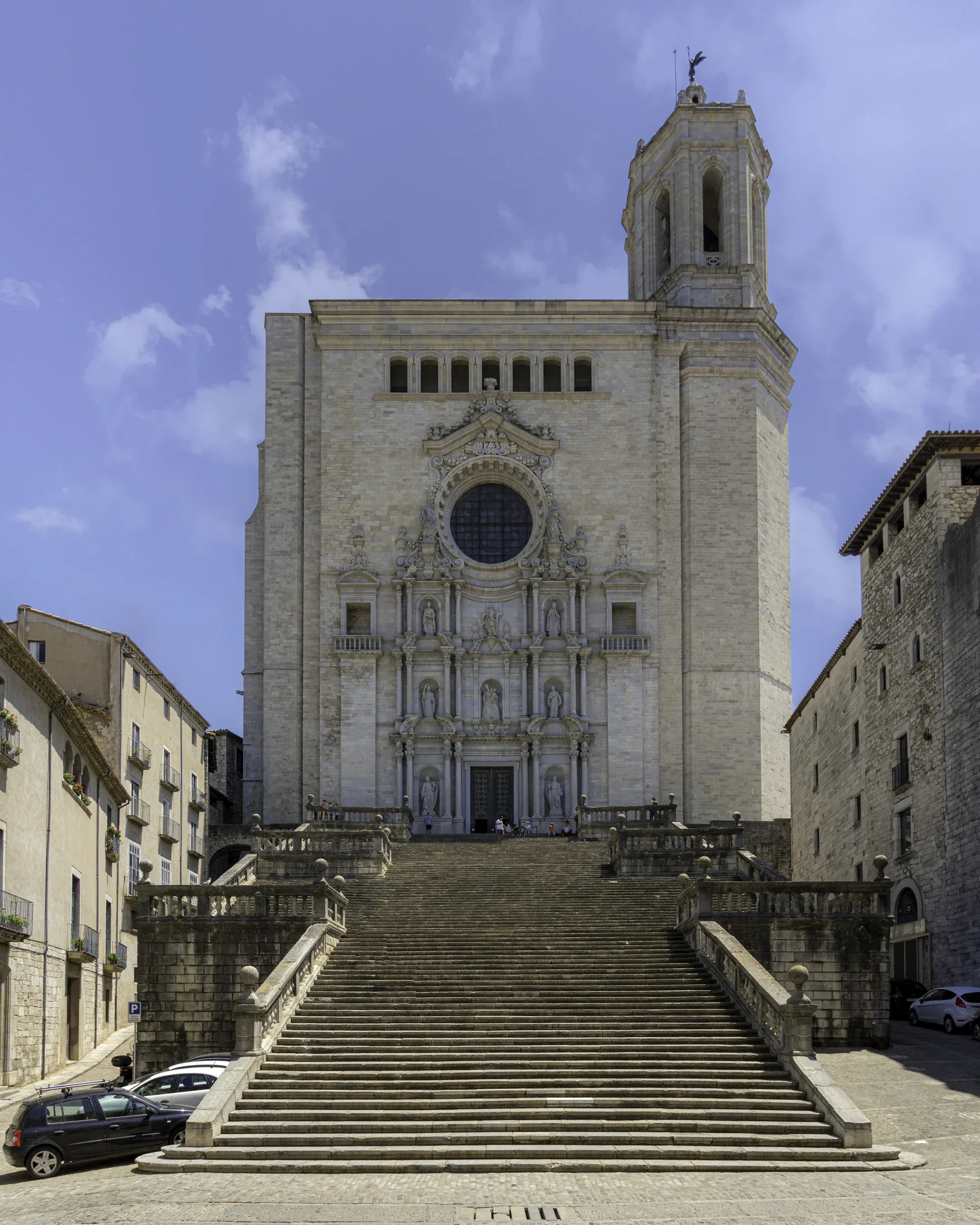 Girona-katedralens facade og dens store stentrappe.