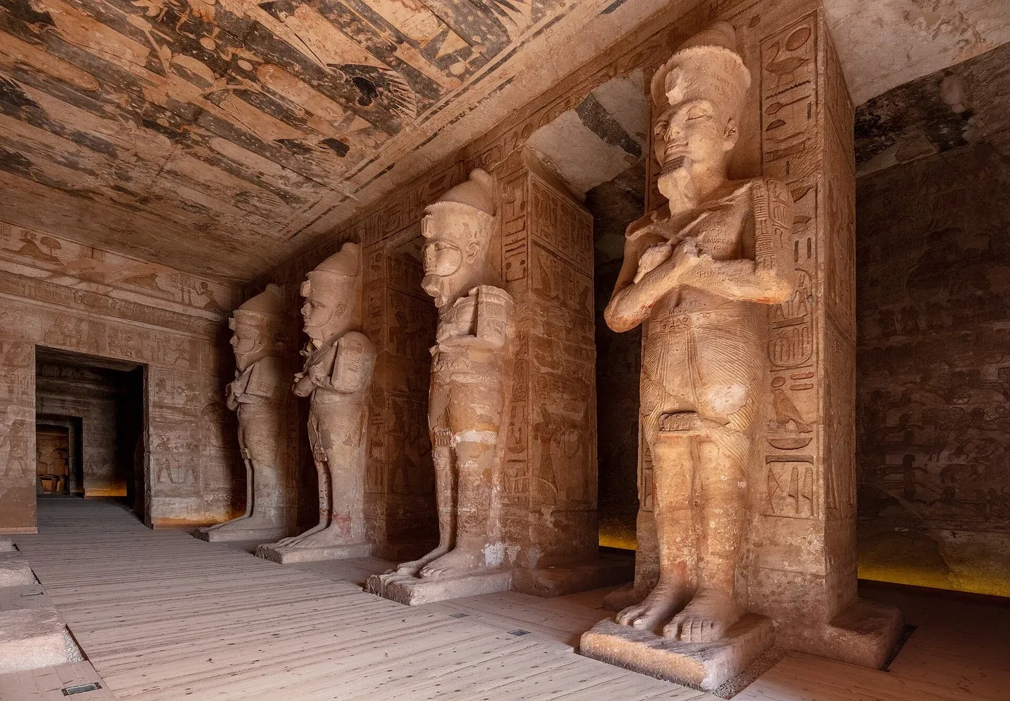 Statues osiriaques adossées aux piliers dans la salle du grand temple d’Abou Simbel.