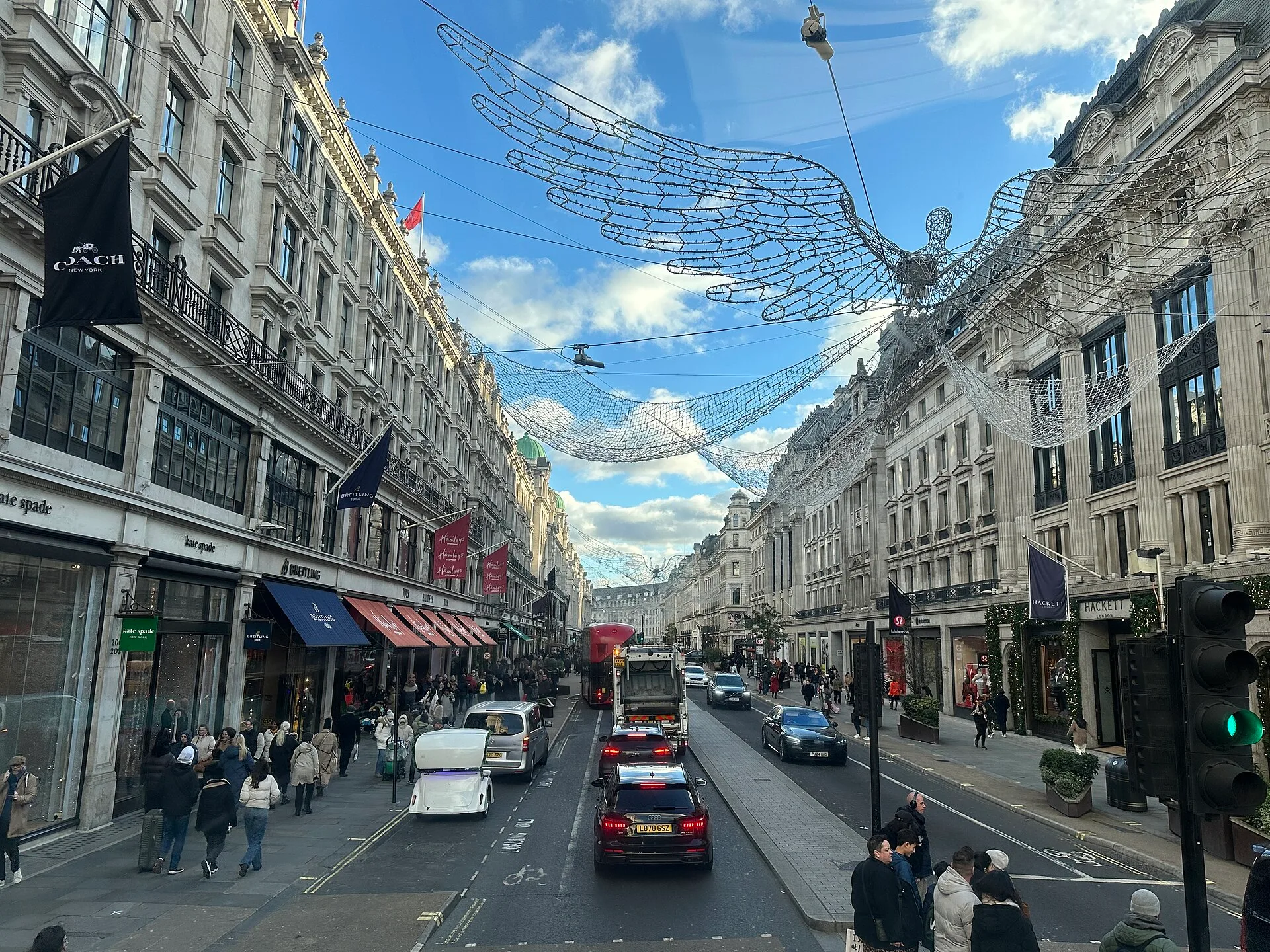 Regent Street og gadens julebelysning set fra en bus i dagslys, november 2024.