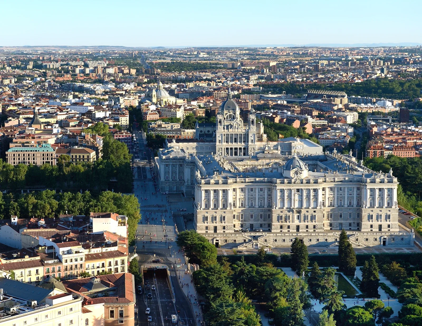 Vista desde las alturas del Palacio Real de Madrid, los jardines de Sabatini y la catedral de la Almudena.