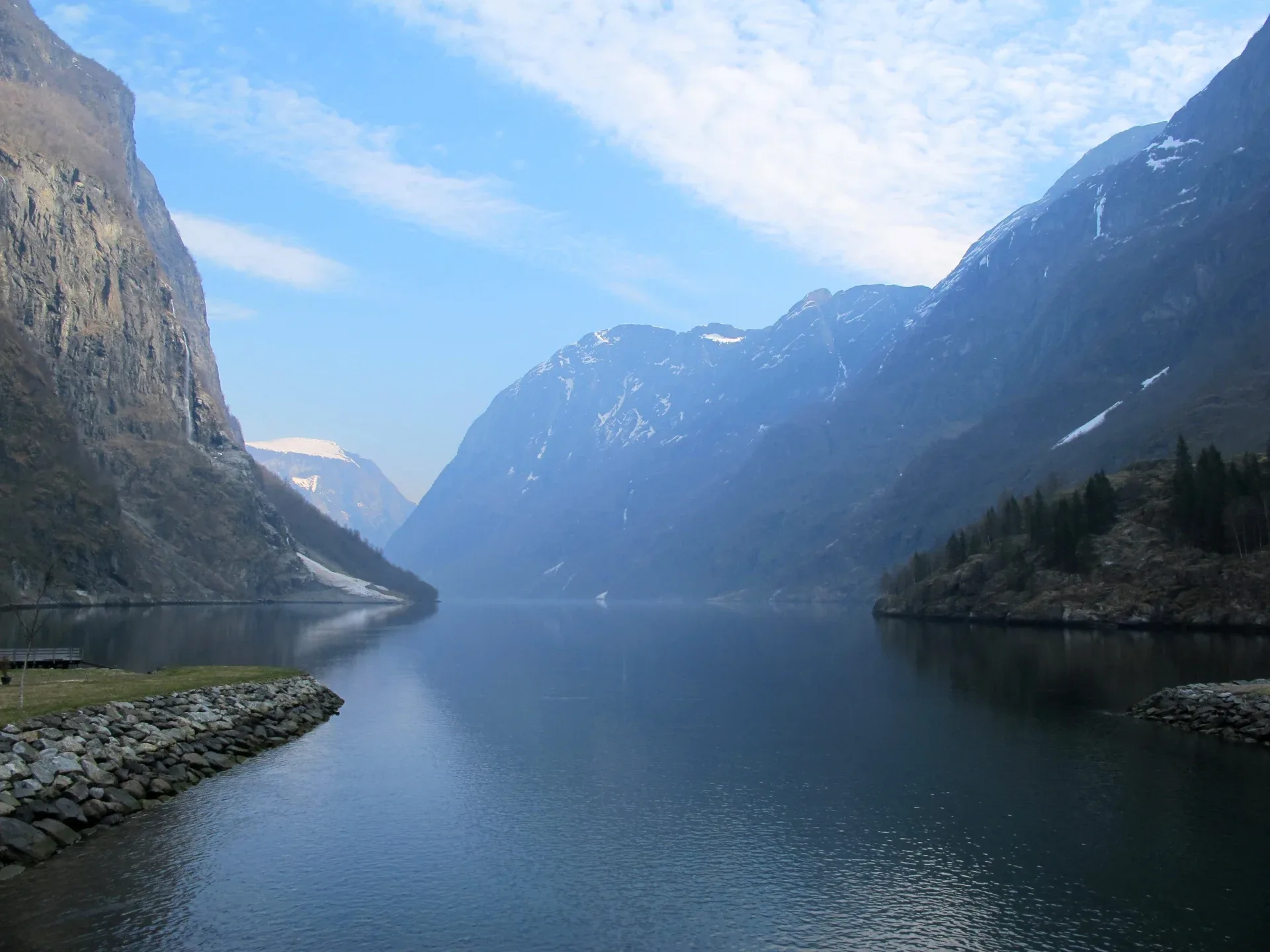 Der Nærøyfjord zwischen Felswänden, auf denen im April noch Schneeflecken liegen.
