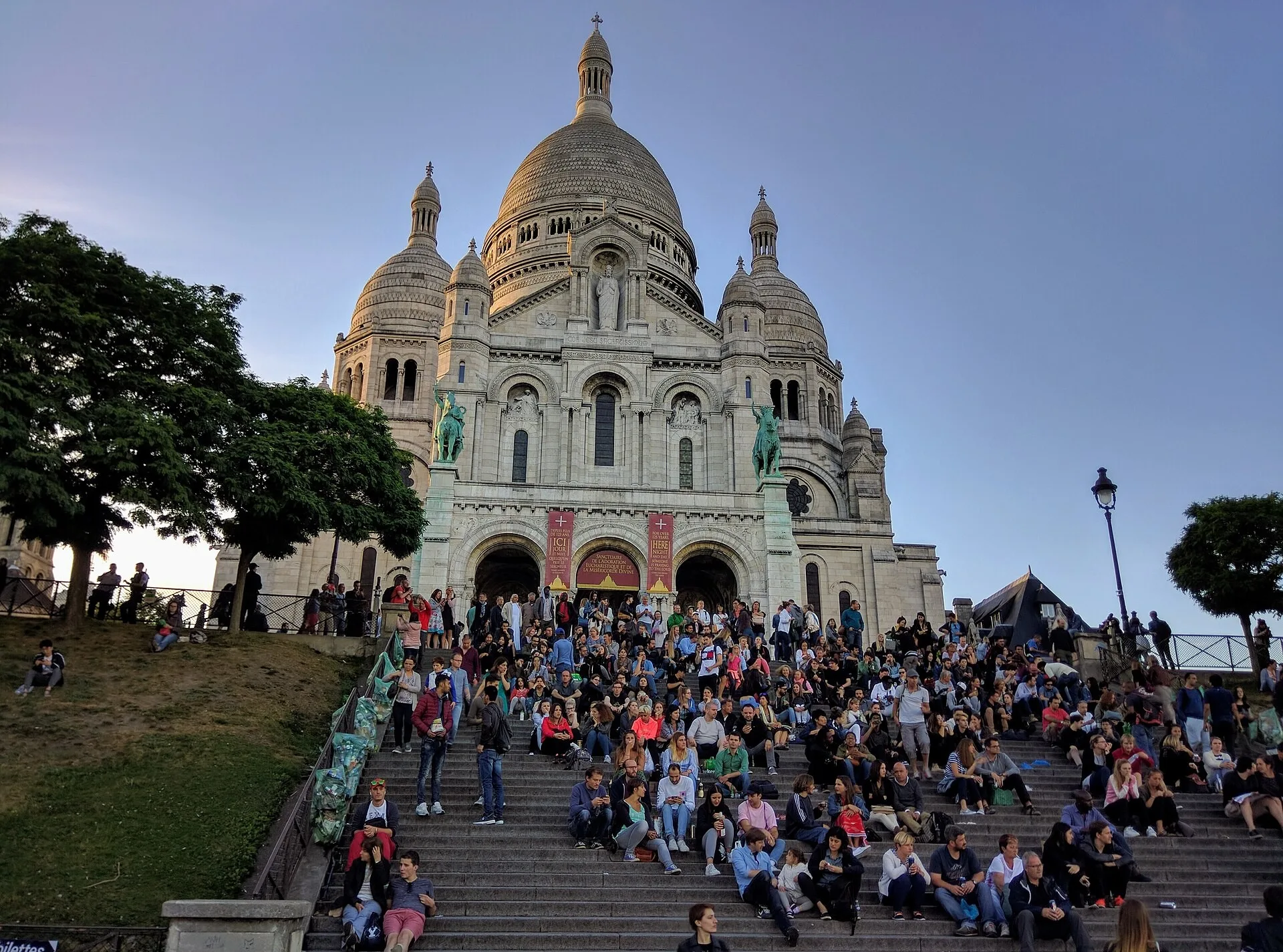 Sacré-Cœur-basilikan och dess trappor i Montmartre.