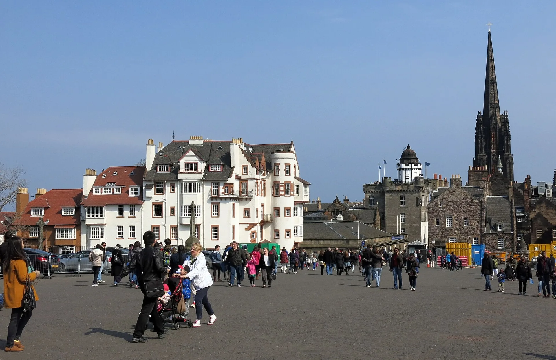 Ramsay Garden en de torenspits van The Hub, gezien vanaf het voorplein van Edinburgh Castle.