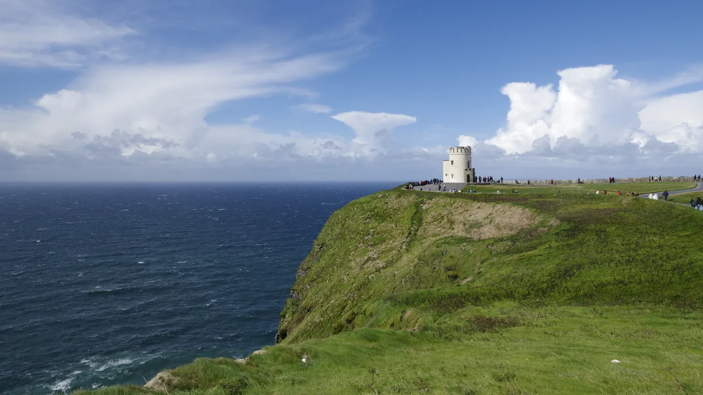 O’Brien’s Tower og besøkende på toppen av Cliffs of Moher, over Atlanterhavet.