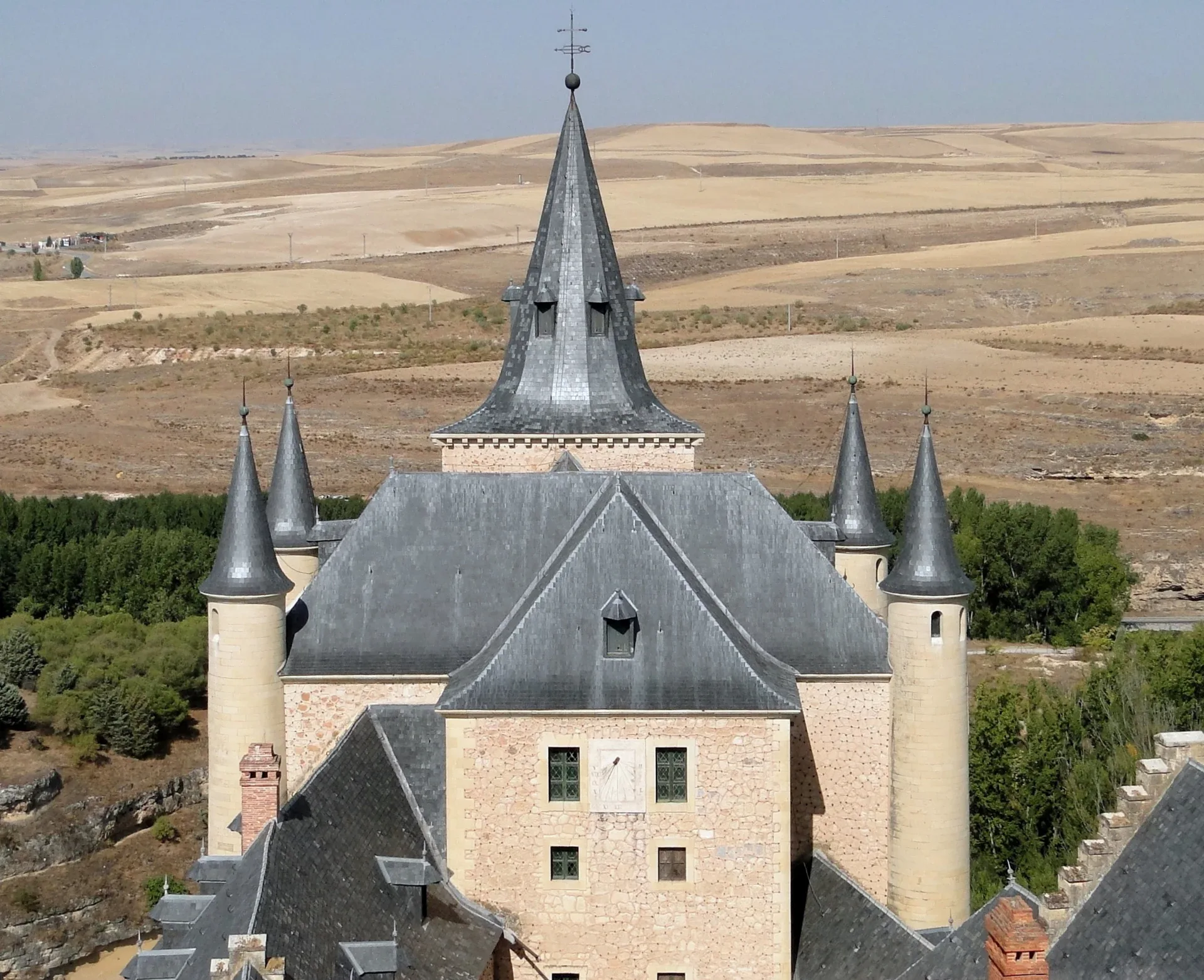 Les toits d’ardoise et les tourelles de l’Alcázar de Ségovie vus en hauteur.