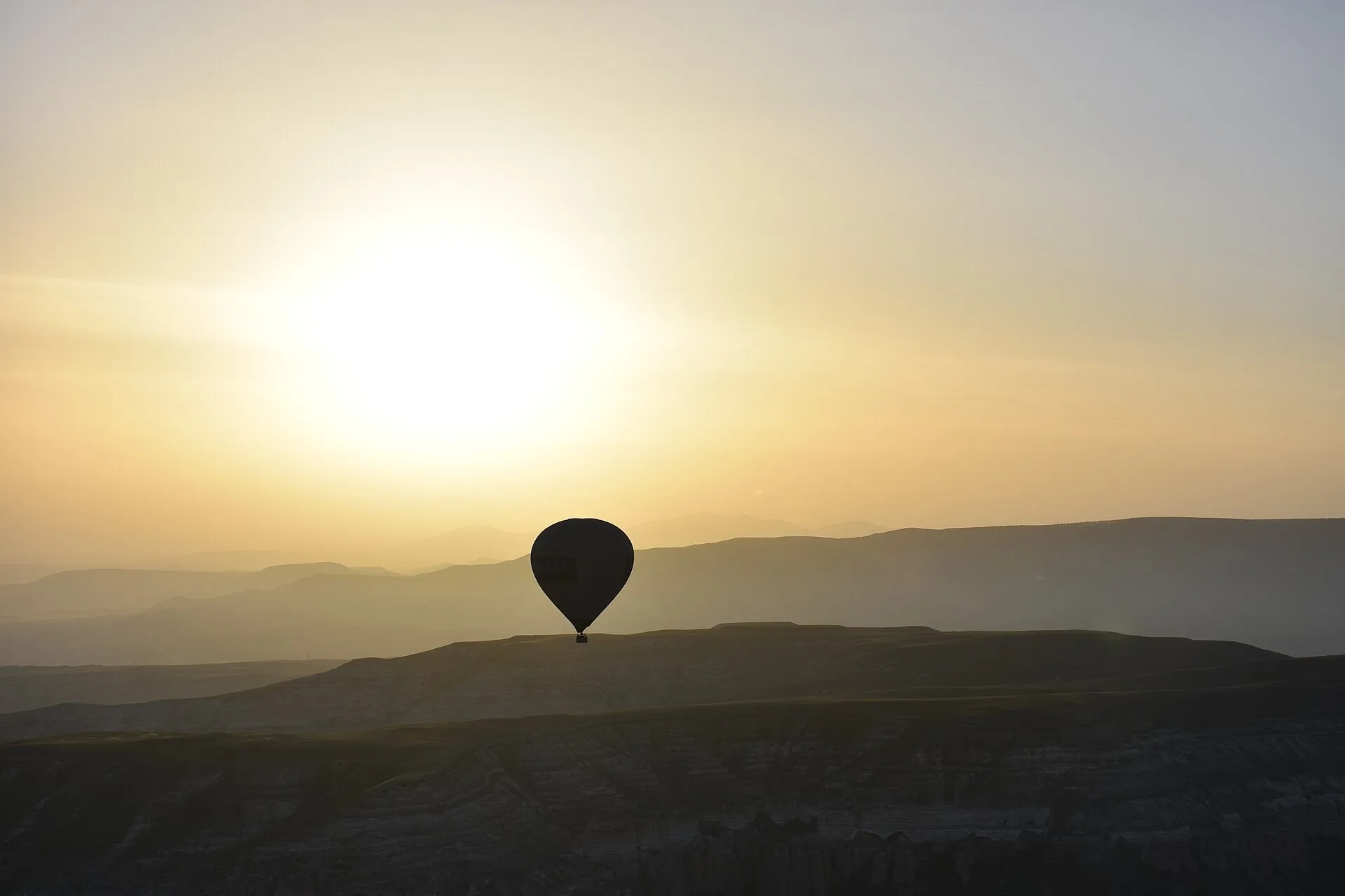 Una mongolfiera all’alba sopra la Cappadocia.