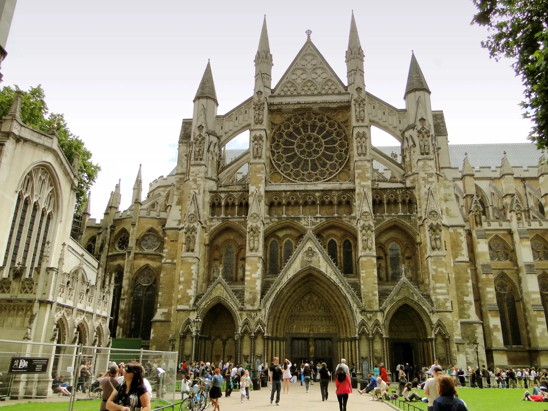 Noordelijke transept van Westminster Abbey, met het roosvenster en de gebeeldhouwde portalen.