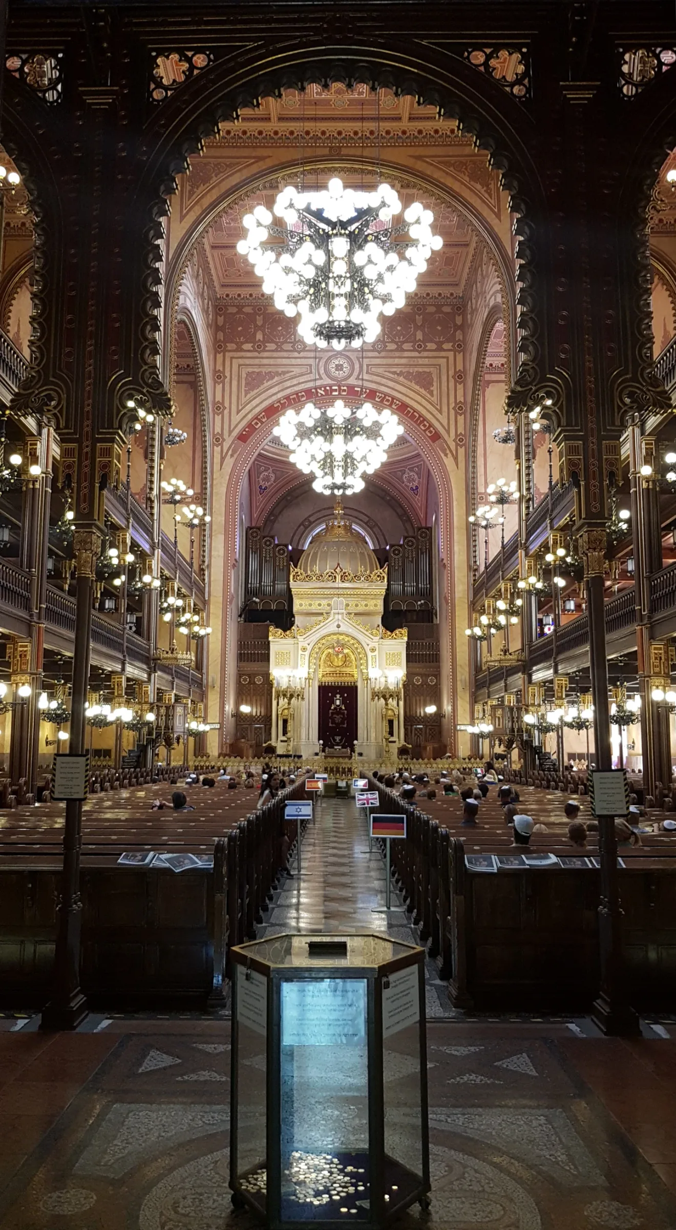The nave, side galleries and interior decoration of the Dohány Synagogue, photographed in 2022.