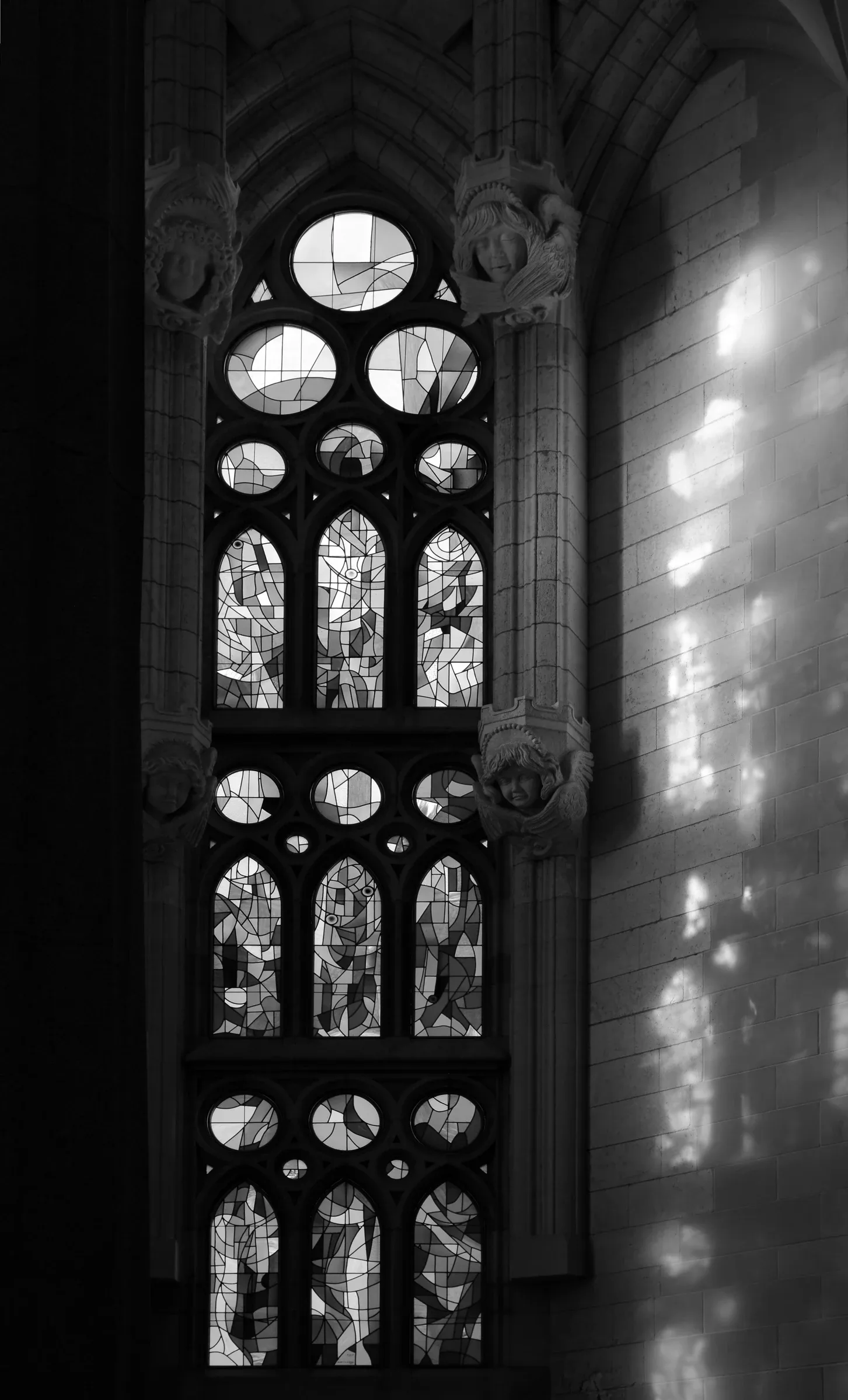 Buntglasfenster und Licht an den Wänden der Sagrada Família, Schwarz-Weiß-Fotografie vom März 2015.