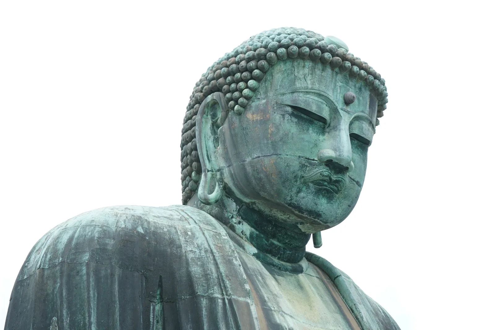 Dettaglio del volto e del busto del Grande Buddha di bronzo di Kamakura.