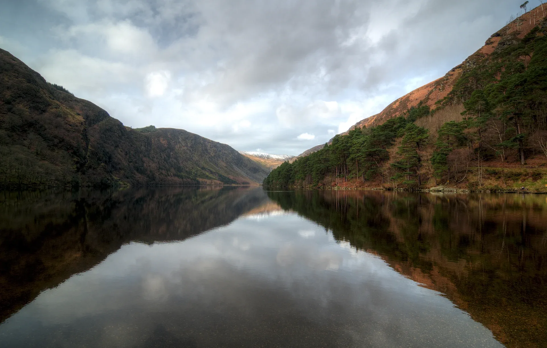 GlendaloughのUpper Lake。木々に覆われた斜面が水面に映る。