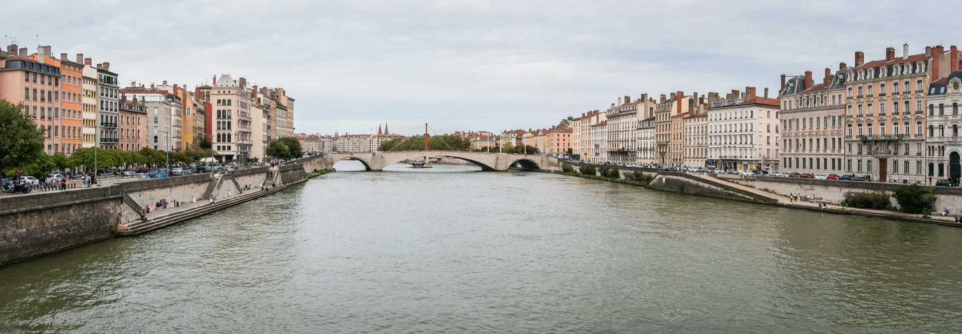 Saône mellom fasadene langs kaiene i Lyon, fotografert på dagtid.