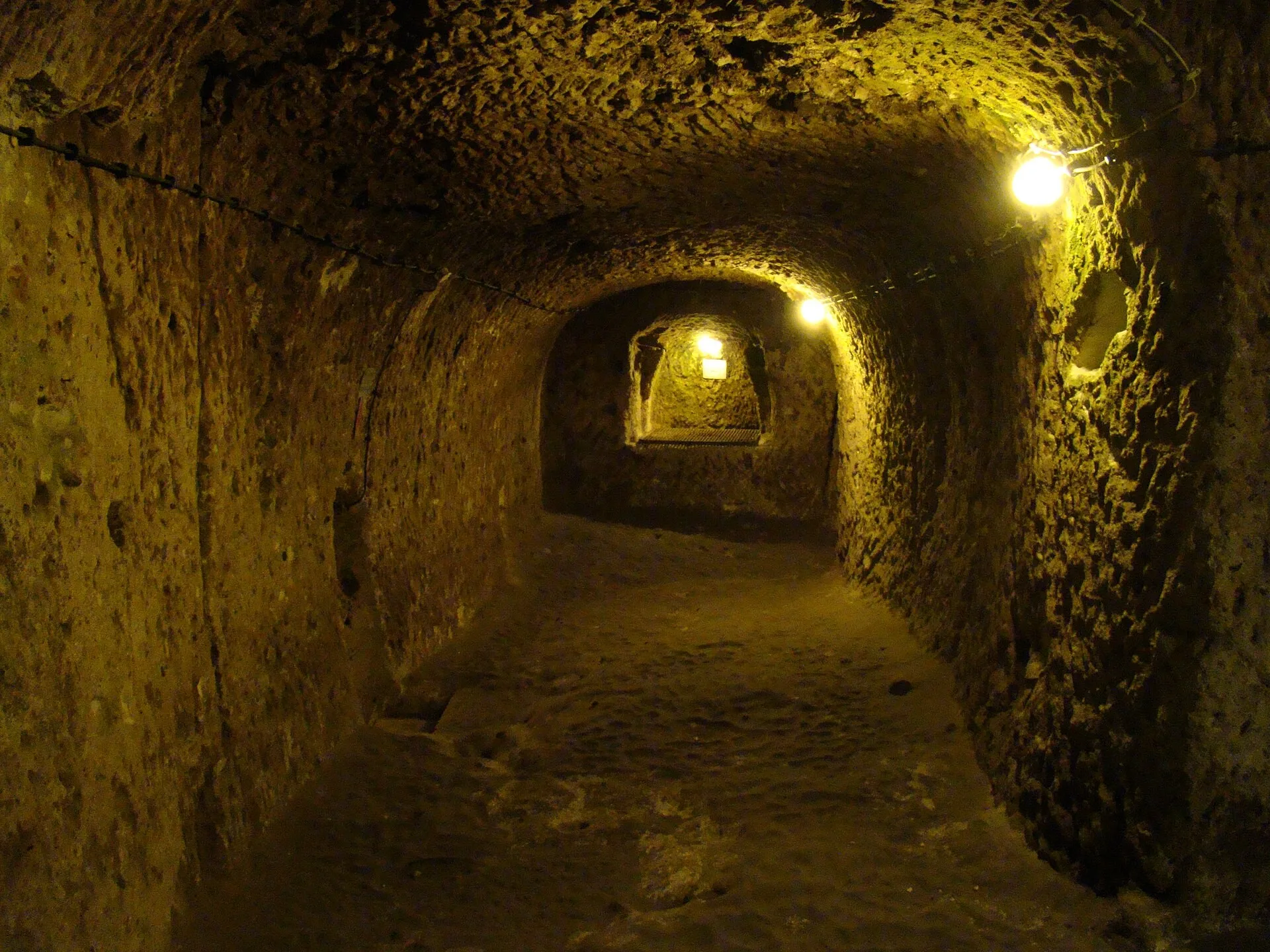 Un passaggio scavato nella roccia nella città sotterranea di Derinkuyu.