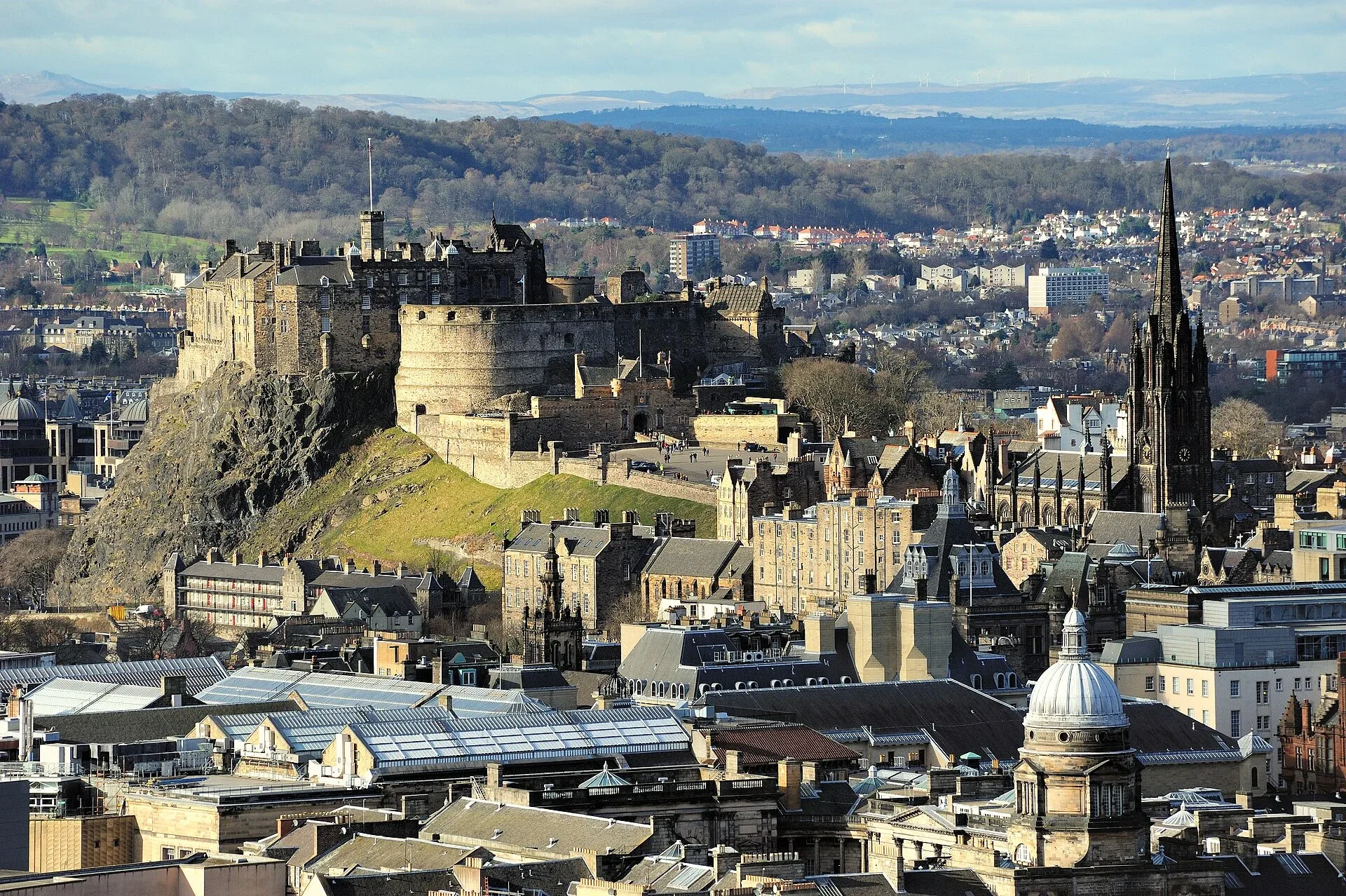 Kasteel van Edinburgh op Castle Rock, boven de daken van de stad.